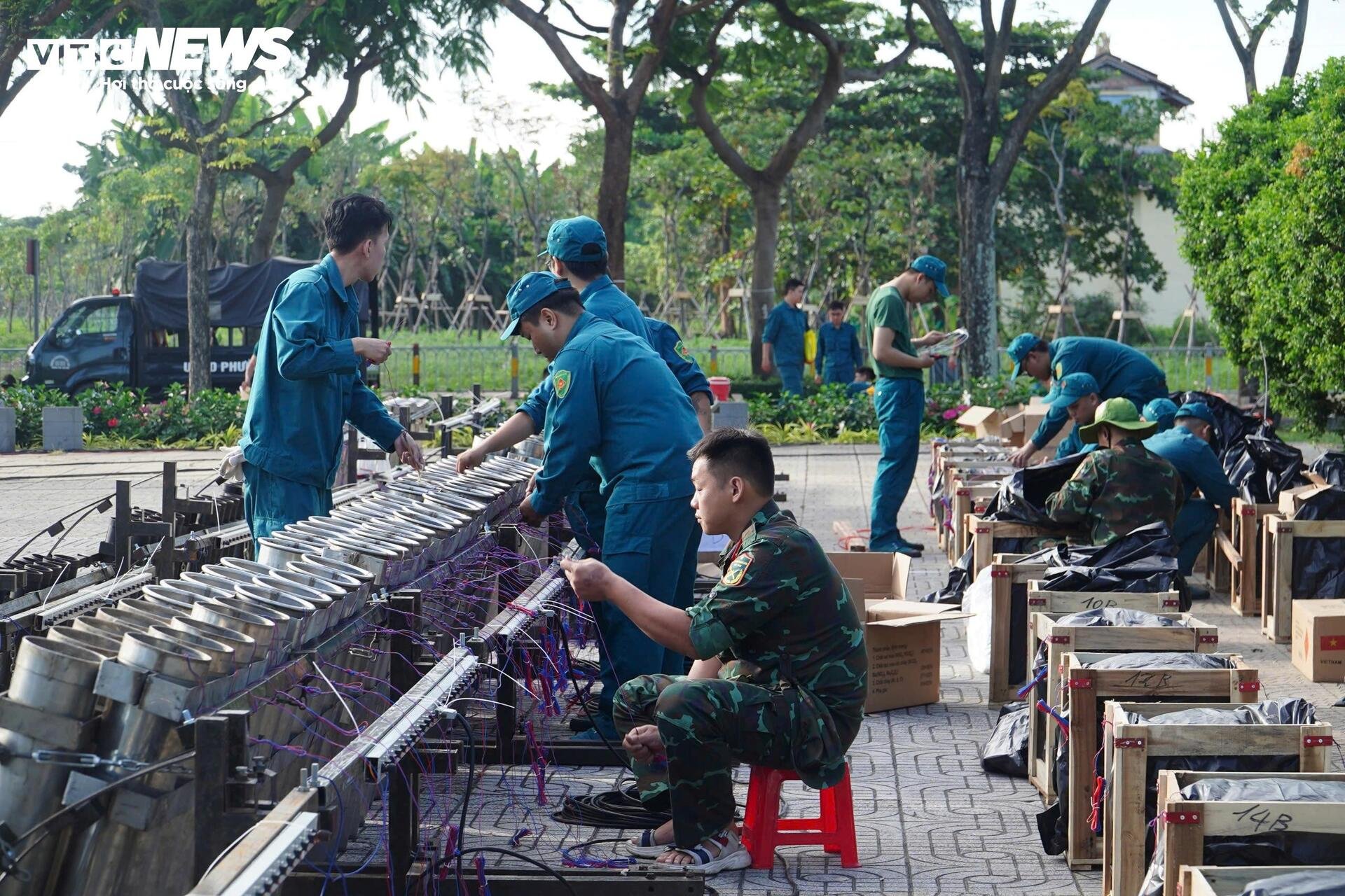 Cận cảnh trận địa pháo hoa ở TP.HCM sẵn sàng khai hỏa đón giao thừa - 8