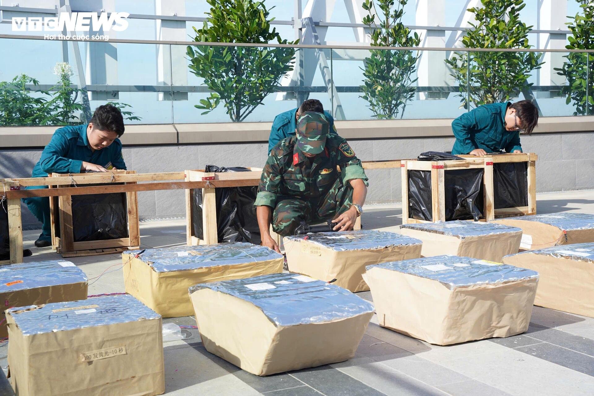 Cận cảnh trận địa pháo hoa ở TP.HCM sẵn sàng khai hỏa đón giao thừa - 11