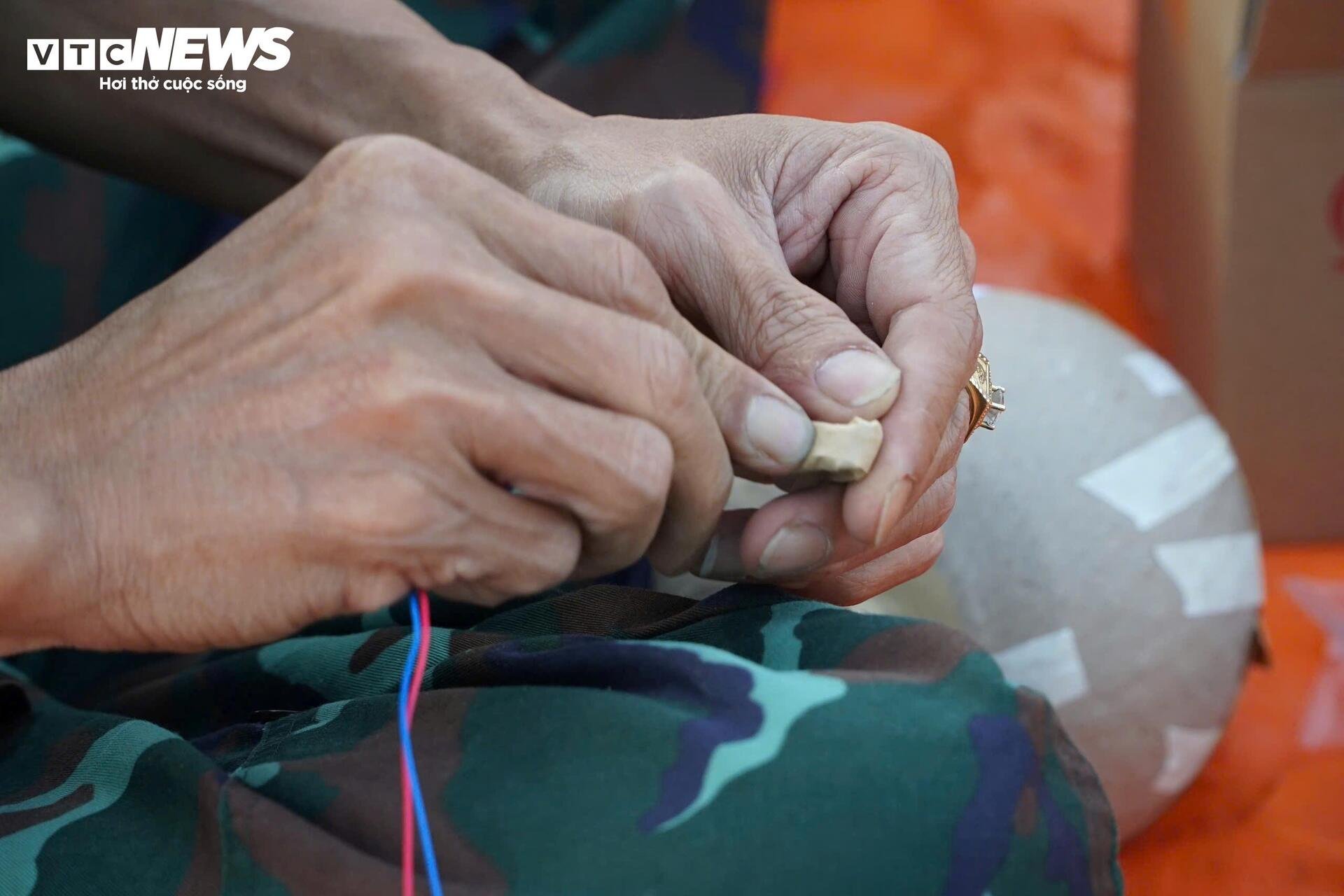 Cận cảnh trận địa pháo hoa ở TP.HCM sẵn sàng khai hỏa đón giao thừa - 17