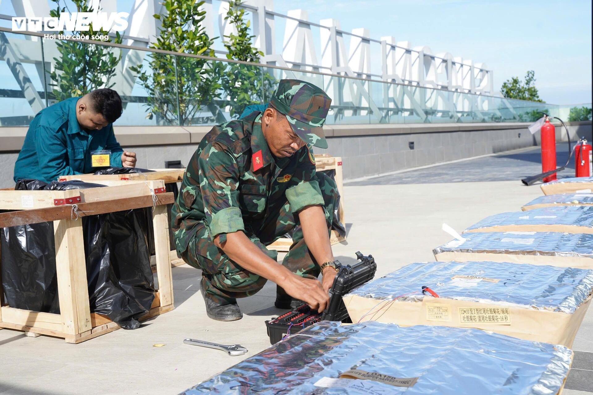 Cận cảnh trận địa pháo hoa ở TP.HCM sẵn sàng khai hỏa đón giao thừa - 19