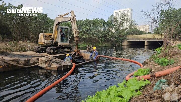 Công nhân thoát nước phối hợp vận hành máy móc nạo vét lòng sông, bảo đảm dòng chảy thông suốt dịp Tết.