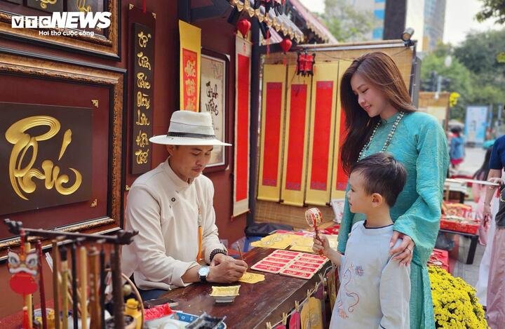 Du khách ngày càng quan tâm đến Phố Ông đồ, không chỉ để check-in mà còn để tìm hiểu, trải nghiệm nét đẹp văn hóa Tết truyền thống.