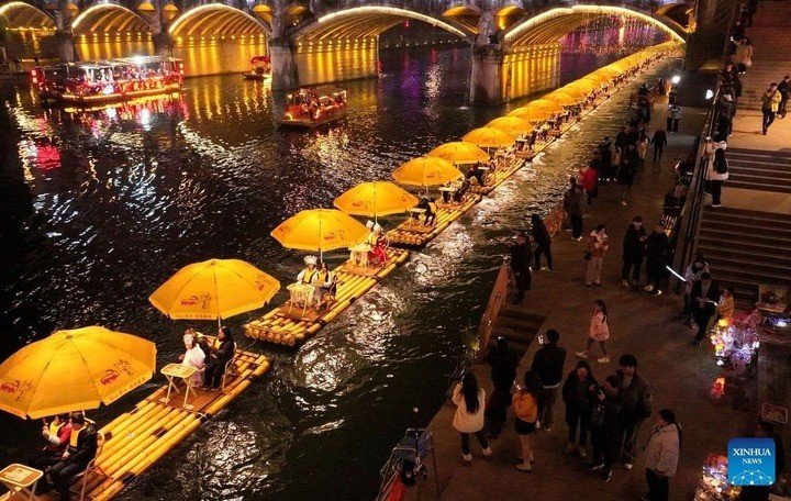 Du khách trên thuyền ở Huyền Ân, tỉnh Hồ Bắc, miền trung Trung Quốc, ảnh chụp từ máy bay không người lái.