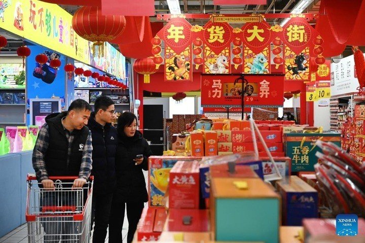 Người dân sắm Tết tại một khu chợ ở Khai Phong, tỉnh Hà Nam, miền trung Trung Quốc.