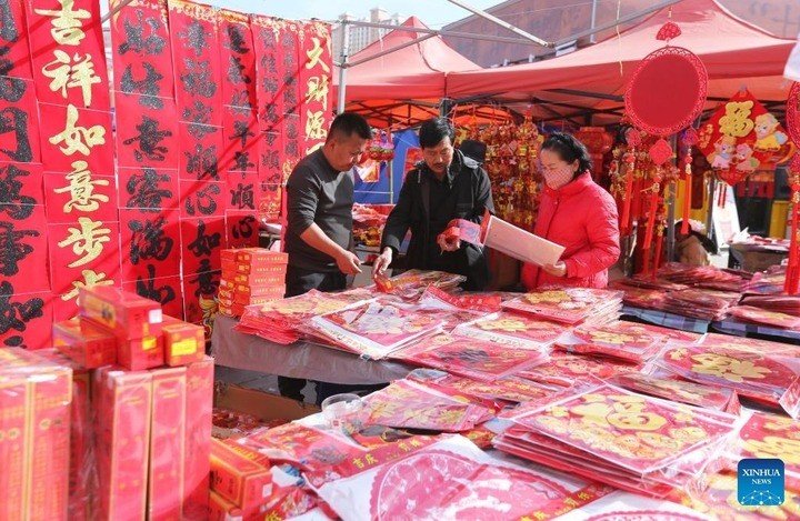 Mua sắm đồ trang trí Tết Nguyên đán tại một khu chợ thành phố Đinh Tây, tỉnh Cam Túc.