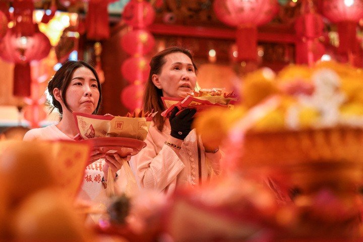 Đường phố khắp năm châu lung linh chào đón năm mới Bính Ngọ - 13