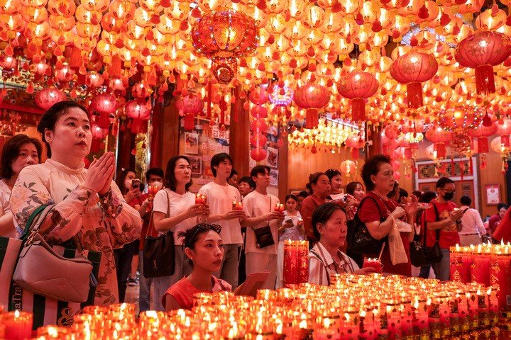 Cảnh cầu nguyện trước Tết Nguyên đán trong một ngôi chùa ở khu phố người Hoa, Bangkok, Thái Lan, ngày 16/2. (Ảnh: Reuters)