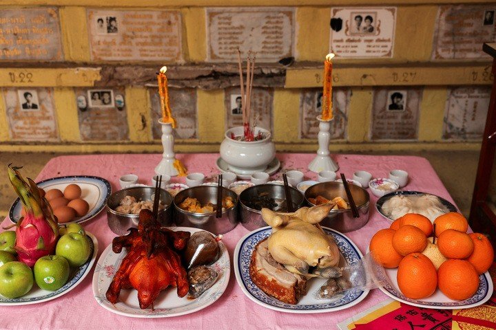 Đồ cúng của một gia đình.