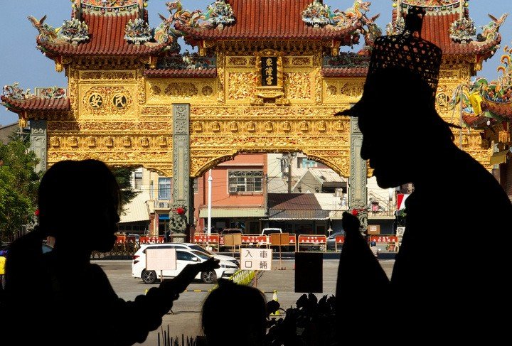 Người dân cầu nguyện trước thềm năm mới ở Đài Loan, Trung Quốc. (Ảnh: Reuters)