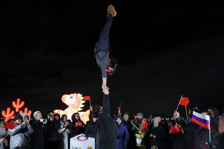 Người dân tham gia lễ hội Tết Nguyên đán tại trung tâm thành phố Saint Petersburg, Nga, ngày 15/2.