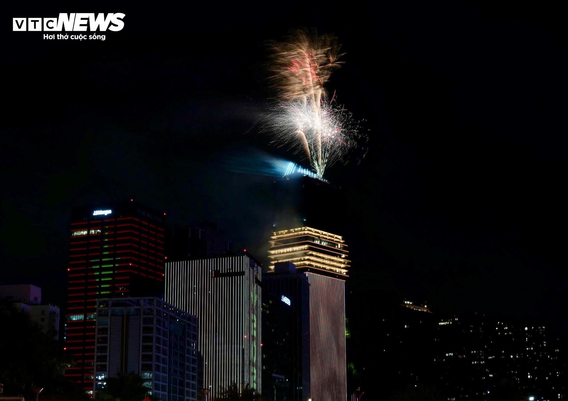 17-1771289935-phao-hoa-ruc-sang-tren-bau-troi-ca-nuoc-nguoi-dan-xuc-dong-don-nam-moi-binh-ngo-2026.jpg