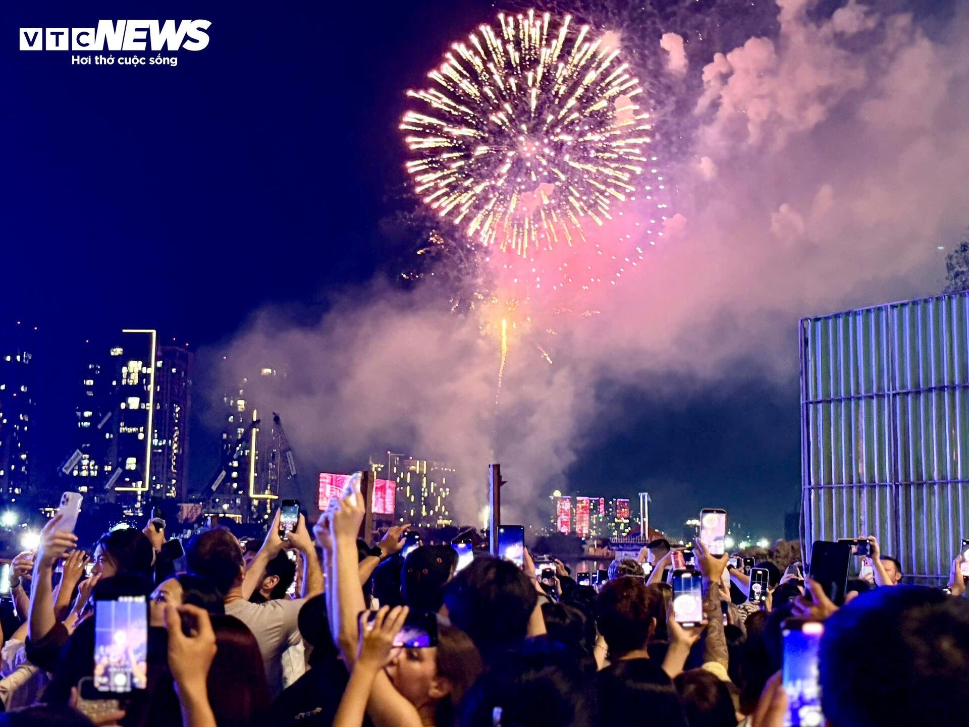 17-1771289936-phao-hoa-ruc-sang-tren-bau-troi-ca-nuoc-nguoi-dan-xuc-dong-don-nam-moi-binh-ngo-2026.jpg