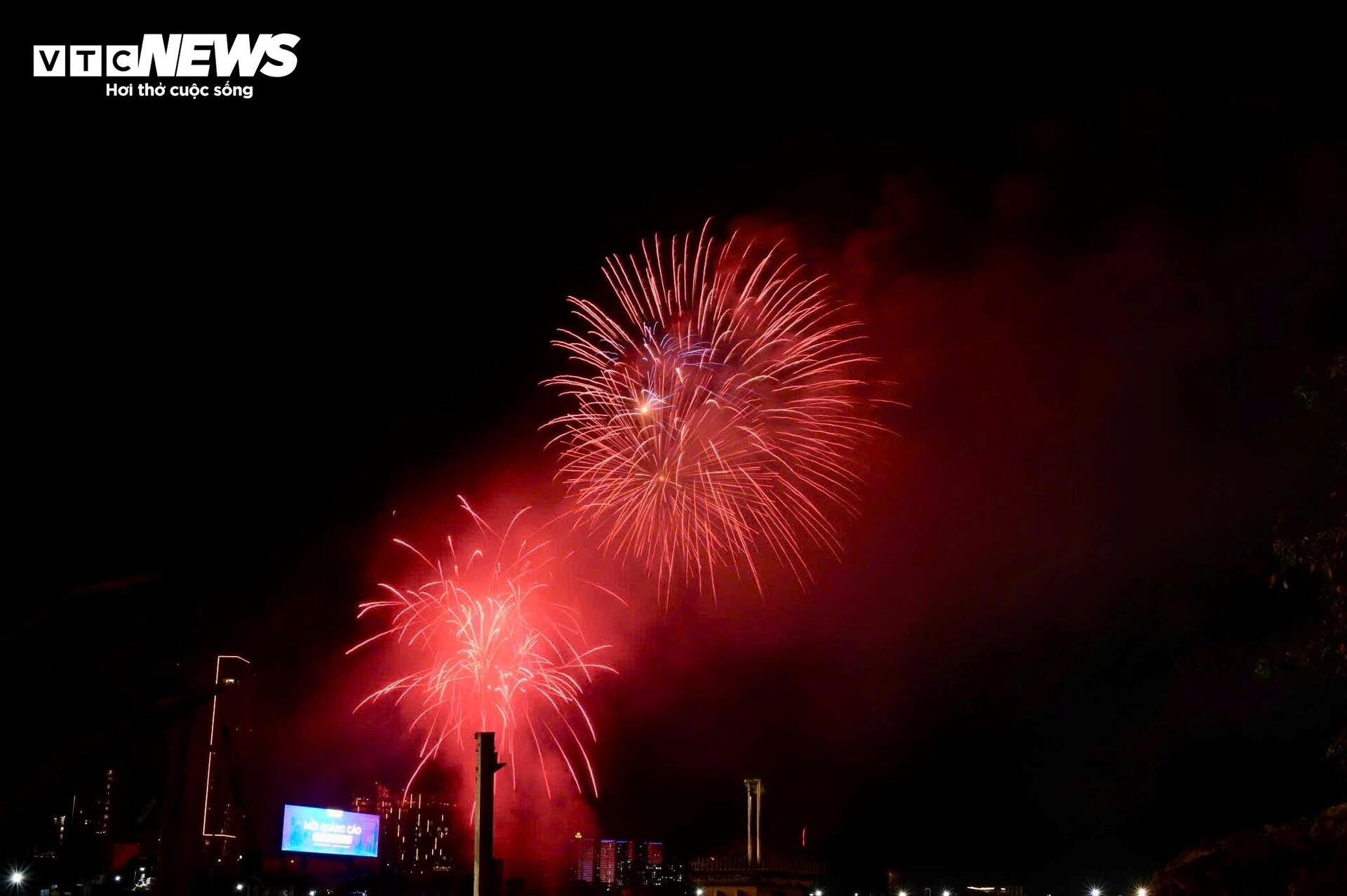 17-1771289937-phao-hoa-ruc-sang-tren-bau-troi-ca-nuoc-nguoi-dan-xuc-dong-don-nam-moi-binh-ngo-2026.jpg