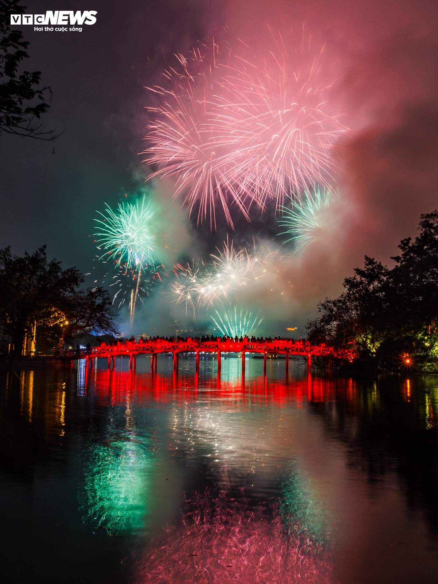 17-1771289940-phao-hoa-ruc-sang-tren-bau-troi-ca-nuoc-nguoi-dan-xuc-dong-don-nam-moi-binh-ngo-2026.jpg