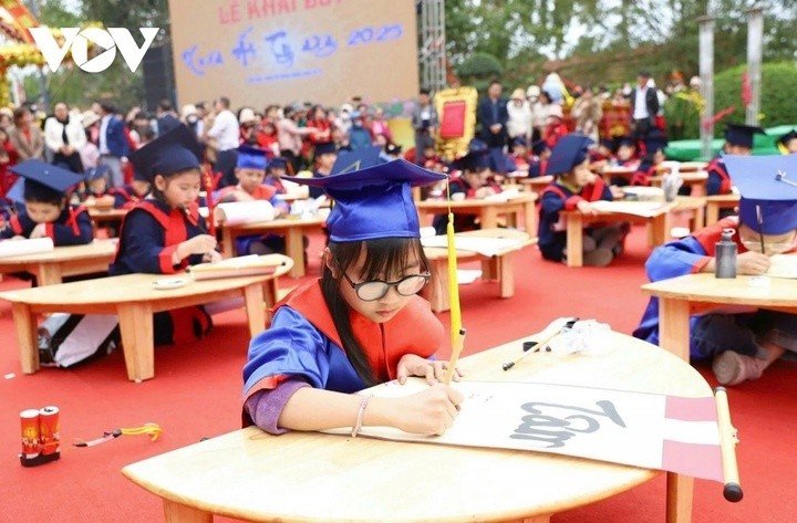 Lời viết khai bút pổ biến nhất là viết lời chúc đầu năm. (Ảnh: VOV)