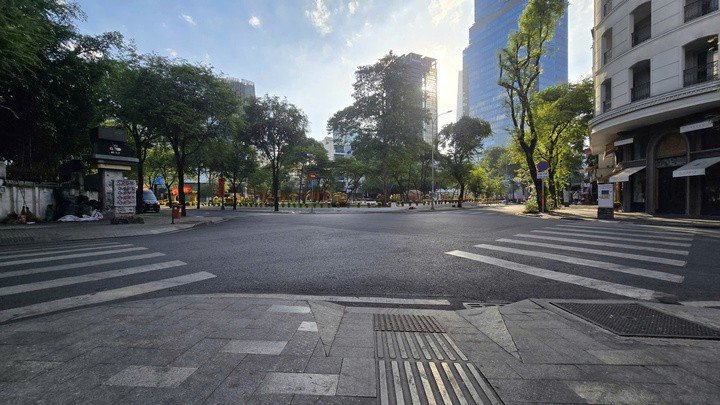 Không gian khu ngã tư Lê Thánh Tôn – Nguyễn Trung Trực như vẫn đang say ngủ dù bình minh đã lên từ lâu.