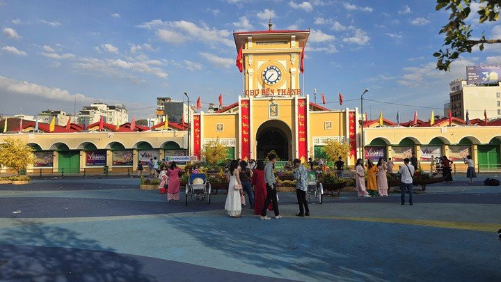 Chợ Bến Thành vốn nhộn nhịp người dân và du khách nhưng sáng nay chỉ có một số bạn trẻ đến trước khu vực này chụp hình kỷ niệm nhân dịp đầu năm mới.