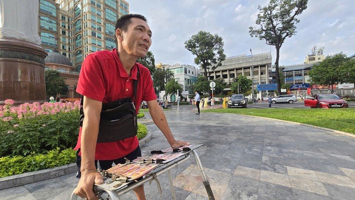 Công việc của anh Phước – người mưu sinh bằng công việc bán vé số - không có gì thay đổi. Dù biết đường phố vắng vẻ, anh vẫn dậy sớm để “bán may mắn” cho người dân trong ngày đầu năm mới.