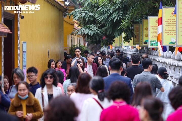 Theo ghi nhận của phóng viên Báo Điện tử VTC News, các địa điểm tâm linh nổi tiếng như chùa Trấn Quốc, phủ Tây Hồ, đền Quán Thánh… chật kín người dân.