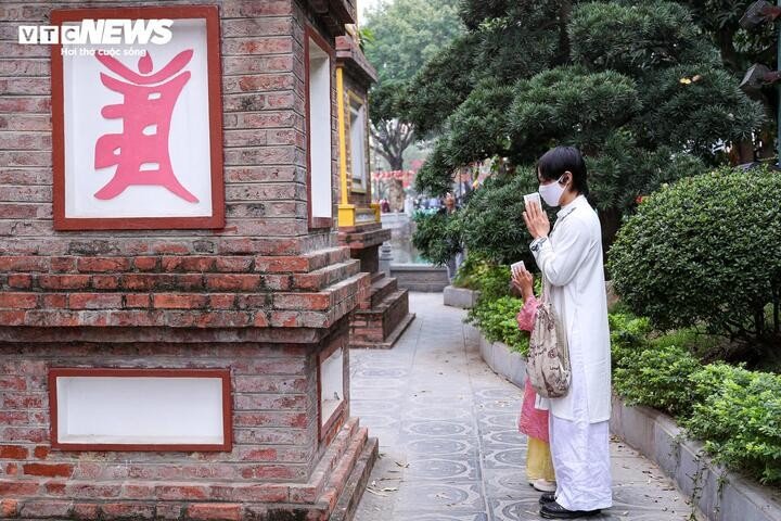 Anh Thanh Long (phường Hồng Hà) chia sẻ: “Hằng năm, vào mùng 1 Tết, tôi đều đến chùa Trấn Quốc lễ Phật, cầu bình an, may mắn, sức khỏe cho gia đình. Sau khi đi lễ, tôi cùng người thân du xuân, tận hưởng không khí ngày đầu năm mới”.