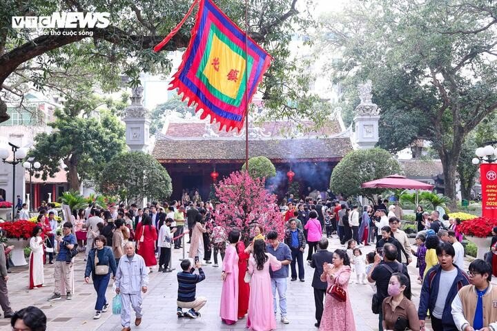 Tại đền Quán Thánh cũng tấp nập người đến thắp hương trong sáng mùng 1 Tết Bính Ngọ