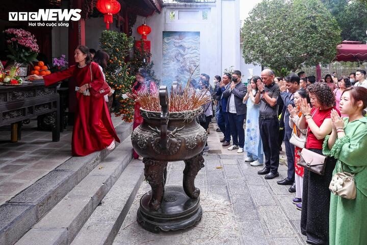 Biển người đổ về đền, chùa ở Hà Nội cầu an trong ngày đầu năm mới - 6