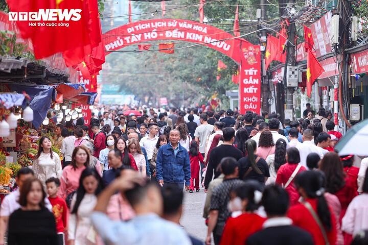 Biển người đổ về đền, chùa ở Hà Nội cầu an trong ngày đầu năm mới - 10