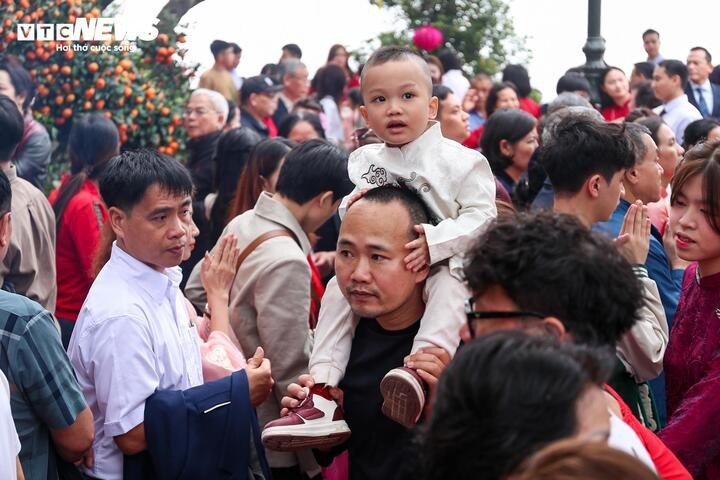 Biển người đổ về đền, chùa ở Hà Nội cầu an trong ngày đầu năm mới - 15