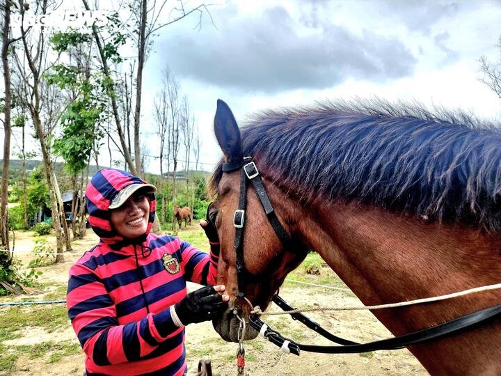 Niềm đam mê ngựa được truyền lại cho con gái út của ông Chi.