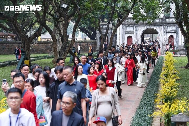 Người dân nườm nượp đổ về Văn Miếu xin chữ đầu năm - 4