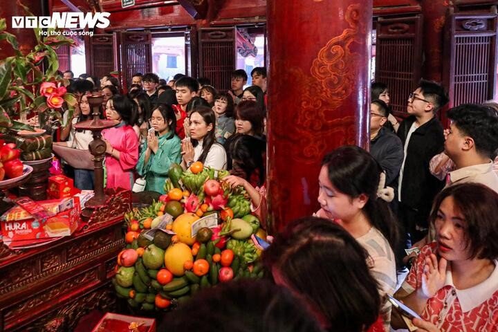 Người dân nườm nượp đổ về Văn Miếu xin chữ đầu năm - 7