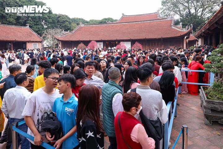 Dù lượng khách tăng mạnh, công tác tổ chức vẫn được triển khai nghiêm túc, bảo đảm an ninh trật tự.