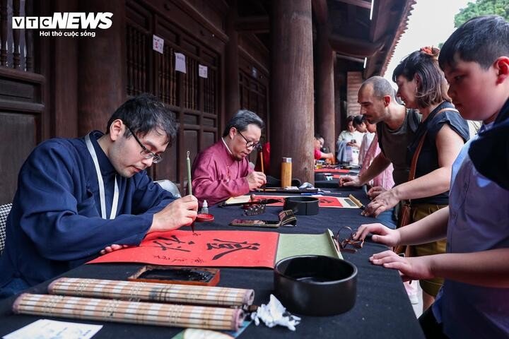 Người dân nườm nượp đổ về Văn Miếu xin chữ đầu năm - 11