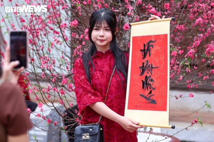 Người dân nườm nượp đổ về Văn Miếu xin chữ đầu năm - 13