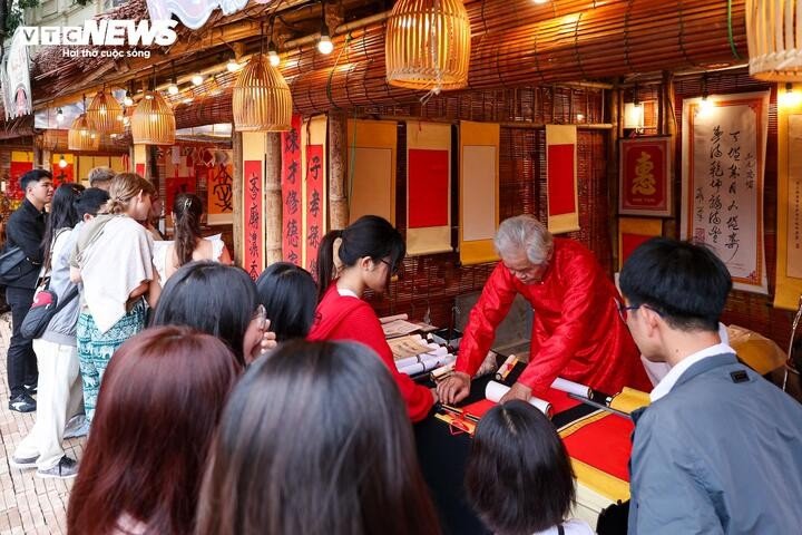 Tại khu vực Hồ Văn thuộc Di tích quốc gia đặc biệt Văn Miếu – Quốc Tử Giám, “Hội chữ Xuân Bính Ngọ 2026” được tổ chức với 35 gian lều thư pháp, thu hút đông đảo du khách tới tham quan và trải nghiệm.