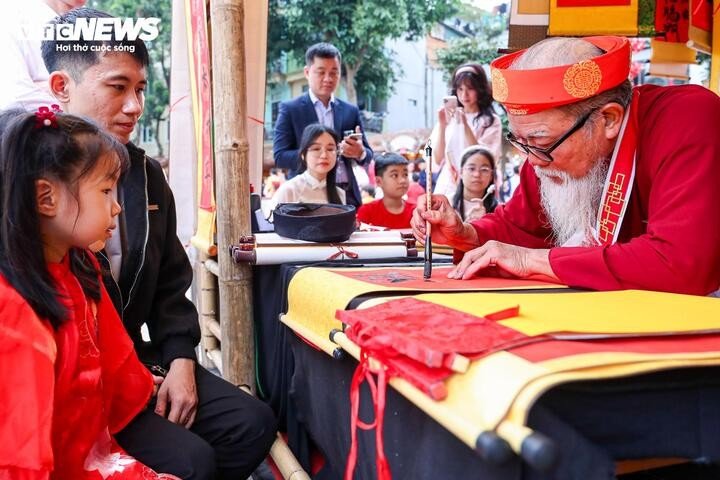 Người dân nườm nượp đổ về Văn Miếu xin chữ đầu năm - 15