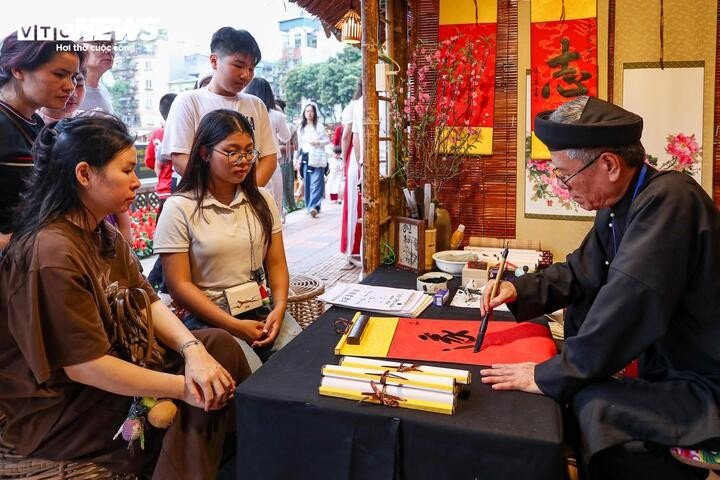 Người dân nườm nượp đổ về Văn Miếu xin chữ đầu năm - 16