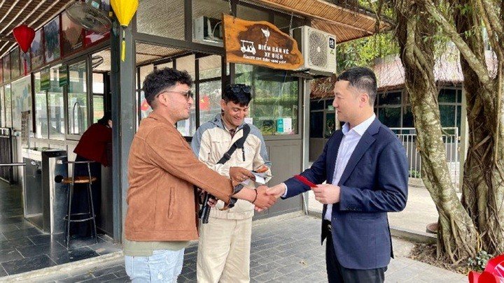 Những đoàn khách đầu tiên đến với Khu du lịch sinh thái Thung Nham nhận lì xì và lời chúc đầu năm. (Ảnh: Sỏ Du lịch Ninh Bình).