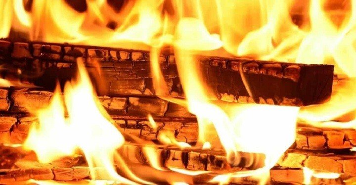 Từ thuở sơ khai, con người đã khai thác năng lượng của gỗ để sưởi ấm. (Ảnh: CC0)