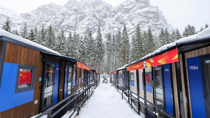 Toàn cảnh Làng Olympic Cortina d’Ampezzo, nơi lưu trú của các vận động viên và quan chức đội tuyển ở các môn trượt tuyết đổ đèo, xe trượt lòng máng (bobsled) và nhiều nội dung khác. (Ảnh: Getty Images)