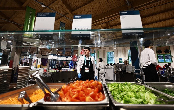 Toàn cảnh bên trong nhà ăn tại Làng VĐV Olympic và Paralympic. (Ảnh: REUTERS/Yara Nardi)