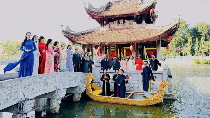 Du khách được thưởng thức các tiết mục hát dân ca Quan họ miền Kinh Bắc.