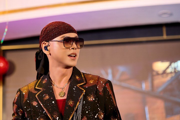 Phan Đinh Tùng hoạt động sôi nổi sau chương trình 