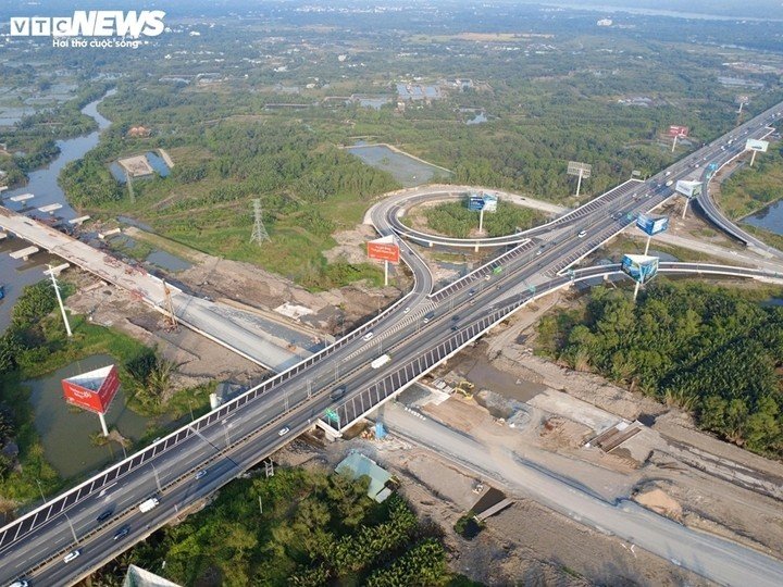 Khu vực đường nối vành đai 3 với cao tốc TP.HCM - Long Thành - Dầu Giây đang được thi công song song, dần hoàn thiện. (Ảnh: Lương Ý)