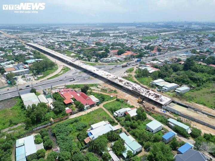 Tuyến đường 991B nối từ Quốc lộ 51 đến hạ lưu cảng Cái Mép được kỳ vọng mở ra hành lang phát triển logistics quốc gia. (Ảnh: Lương Ý)