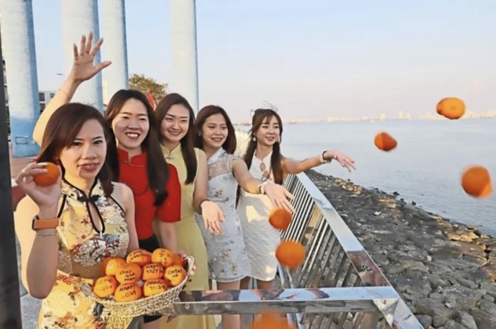 Tục ném quýt xuống sông tại Malaysia. (Ảnh: The Star)