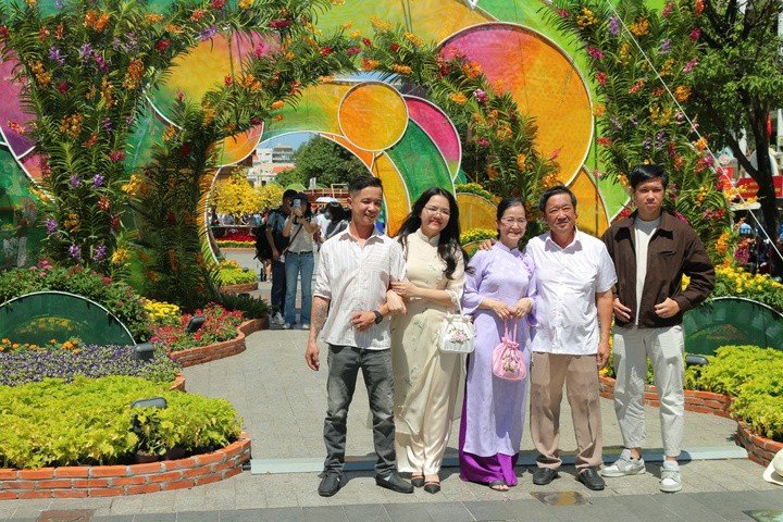 Biển người đổ trung tâm TP.HCM, Metro và xe buýt 2 tầng hoạt động hết công suất - 2