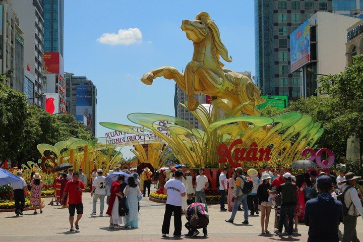 Biển người đổ trung tâm TP.HCM, Metro và xe buýt 2 tầng hoạt động hết công suất - 3