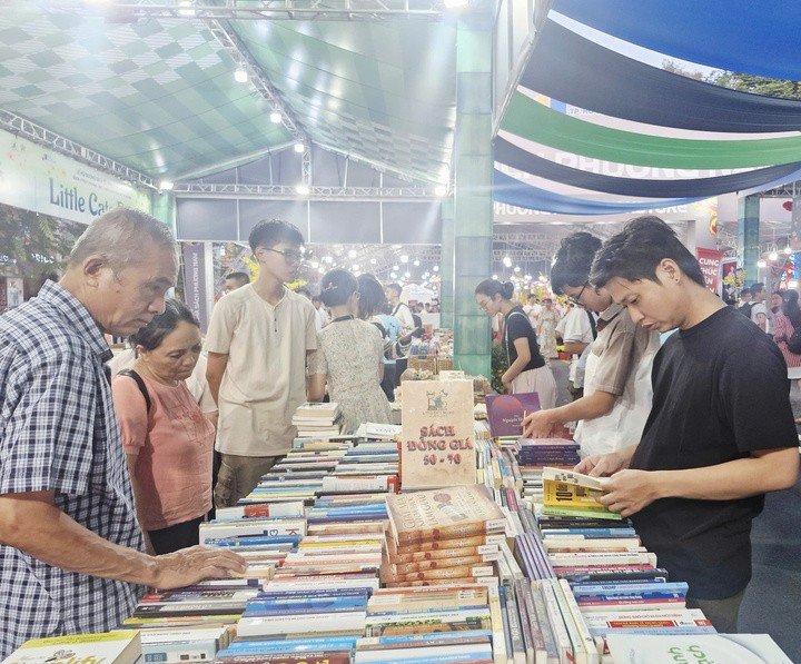 Biển người đổ trung tâm TP.HCM, Metro và xe buýt 2 tầng hoạt động hết công suất - 5