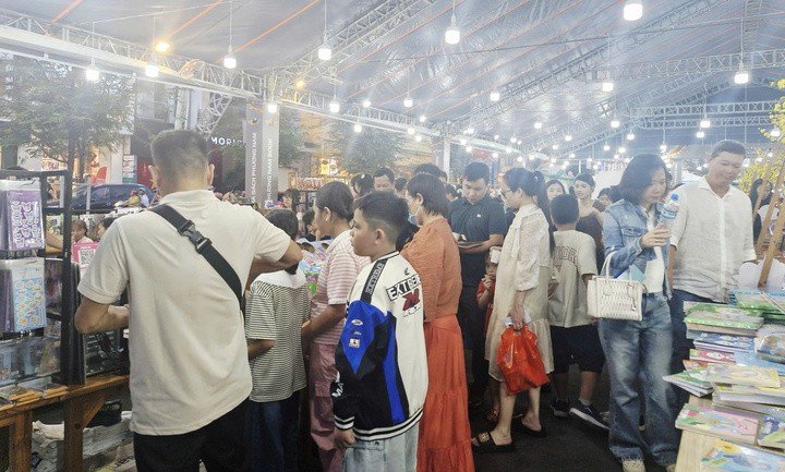 Biển người đổ trung tâm TP.HCM, Metro và xe buýt 2 tầng hoạt động hết công suất - 6